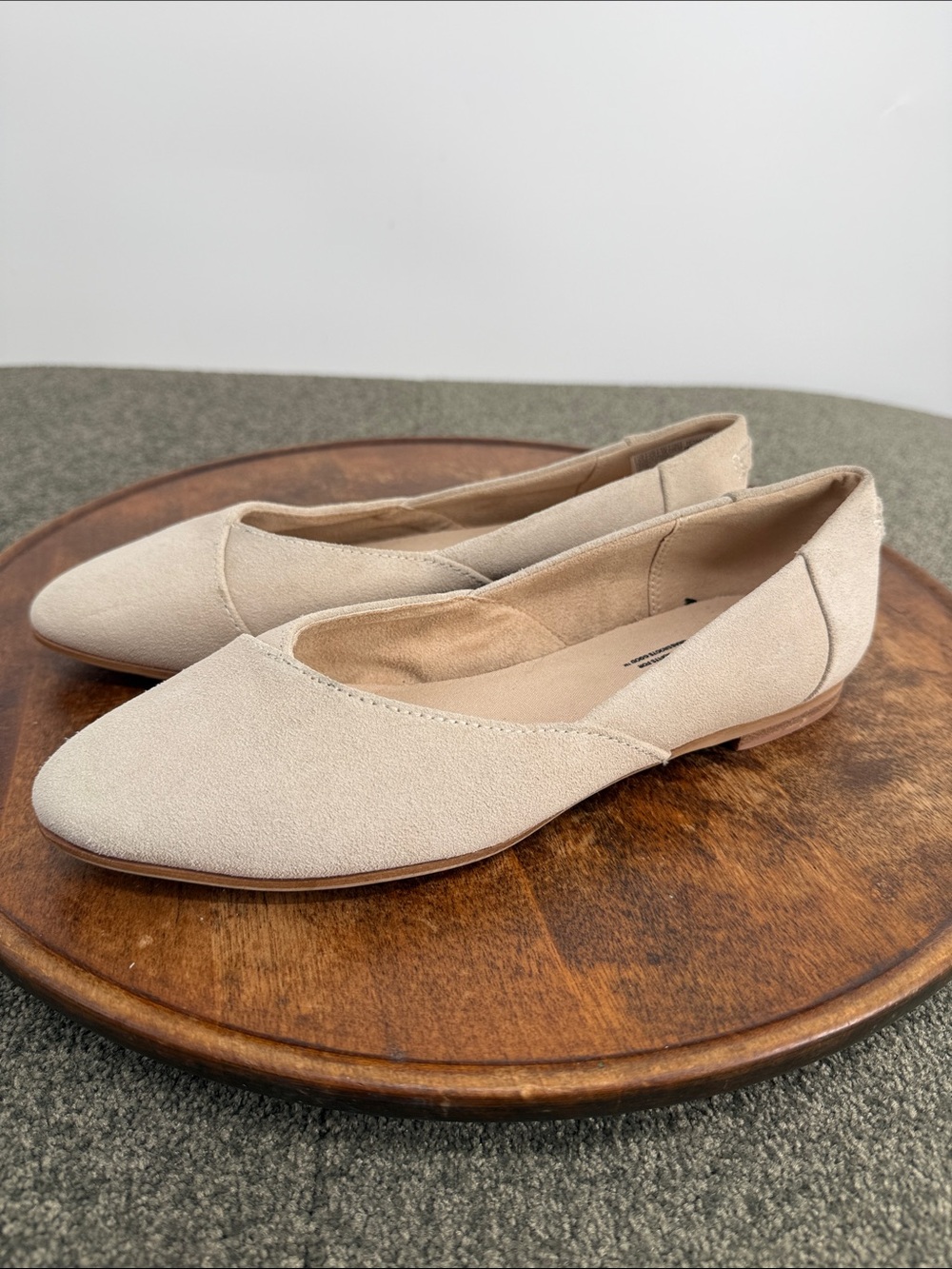Toms Shoes Wm 8.5 M Neutral Beige Suede Pointed Toe Ballet Flats Casual Fall